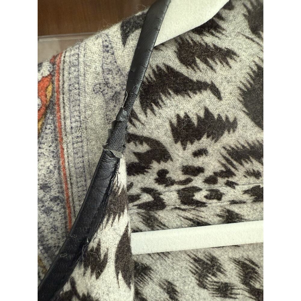 J. McLaughlin Gia‎ Cape Sz M/L 100% Wool Reversible Animal Print Fringe Party - Picture 7 of 13